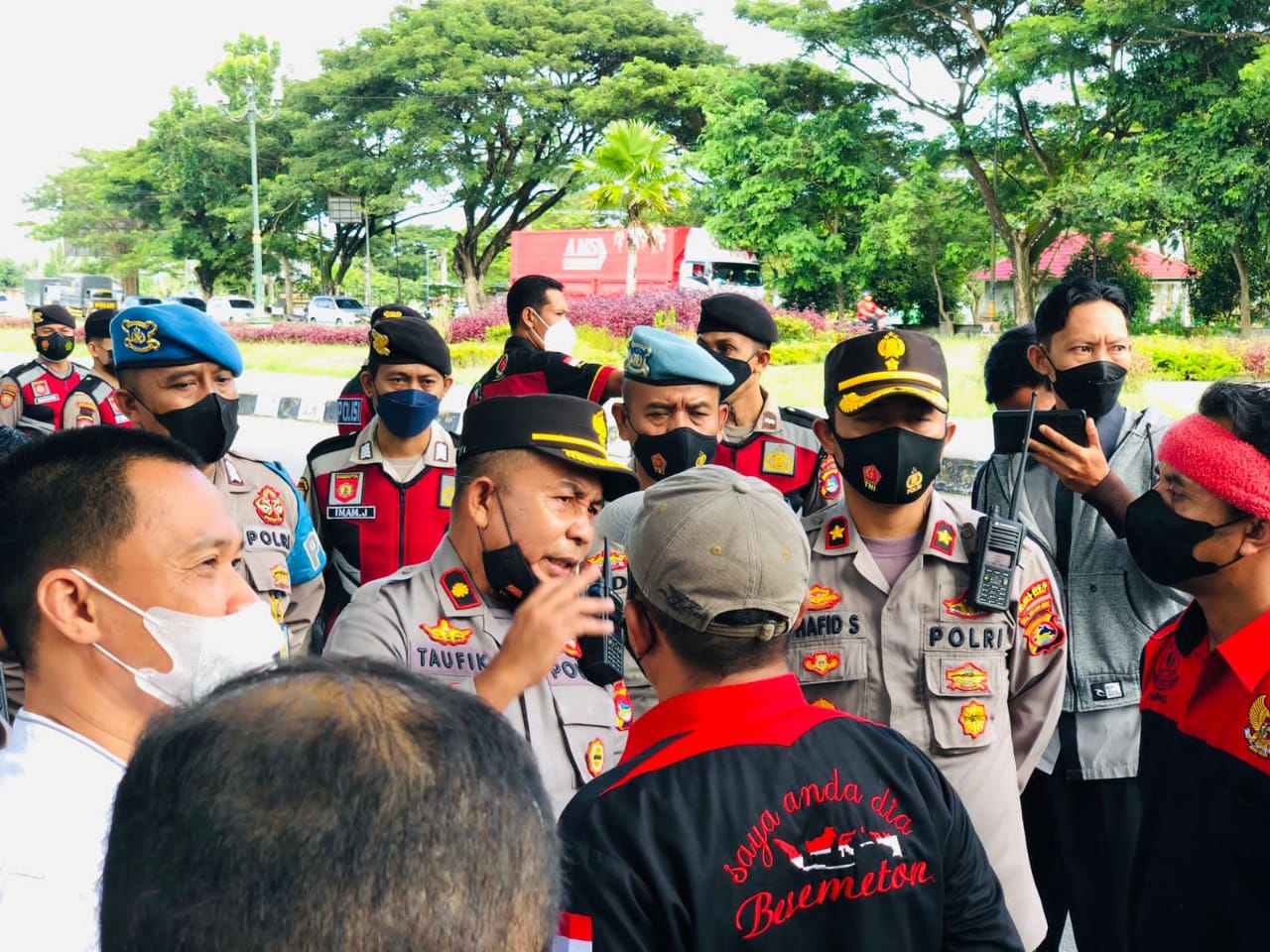 BERIKAN IMBAUAN: Wakapolres Lobar Kompol Taufik (tengah) saat memberikan imbauan ke Komunitas DBS yang akan melakukan aksi ke Kantor DPRD Provinsi di Gerung, kemarin (22/2).(Polres Lobar For Lombok Post)