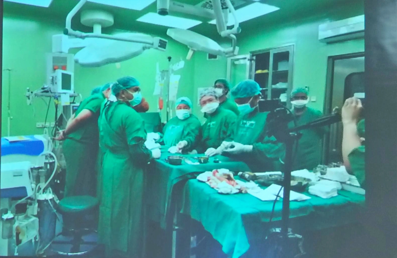 BERHASIL DIPISAHKAN: Tim operasi kembar siap RSUD Dr Soetomo Surabaya menyelesaikan proses operasi pemisahan balita kembar siam Anaya dan Inaya, Selasa (15/2). (Tantowi for Lombok Post)