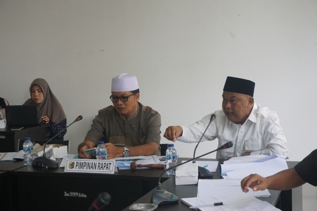 EVALUASI BAZNAS: Wakil Ketua DPRD Lotim Badran Achsyid (kanan) bersama Ketua Komisi III DPRD Lotim HL Hasan Rahman membahas persoalan Baznas Lotim pada rapat koordinasi Komisi III DPRD Lotim dengan Baznas Lotim di kantor DPRD Lotim, Jumat (4/2). (Fatih/Lo