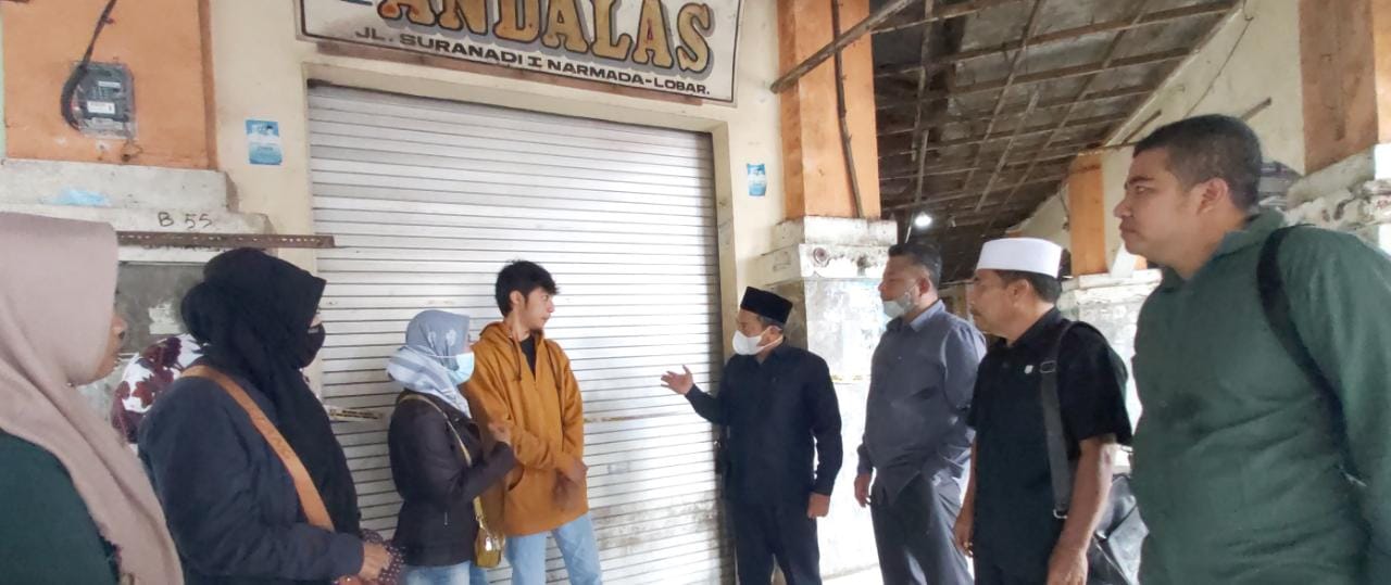 LAKUKAN SIDAK: Anggota DPRD Lobar melakukan kunjungan kerjanya ke pedagang di Pasar Narmada, Selasa (22/2/2022).