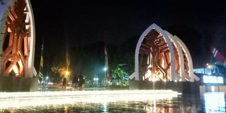 MAKIN INDAH: Wajah baru gerbang selatan Taman Sangkareang kini makin cantik setelah mendapatkan penataan.( TONI/LOMBOK POST)