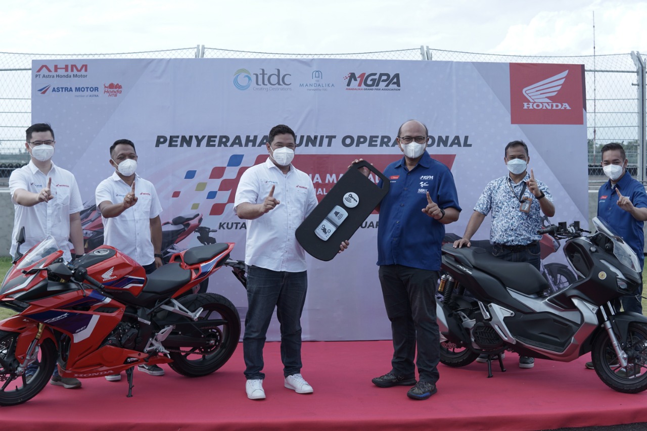 HondaADV150_Mandalika: Penyerahan 32 unit Honda ADV150 dan satu unit CBR250RR oleh Marketing Manager Astra Motor NTB Kresna Murti Dewanto (tiga dari kiri) kepada Direktur Operasi dan Inovasi Bisnis PT Pengembangan Pariwisata Indonesia (Persero)/Indonesia