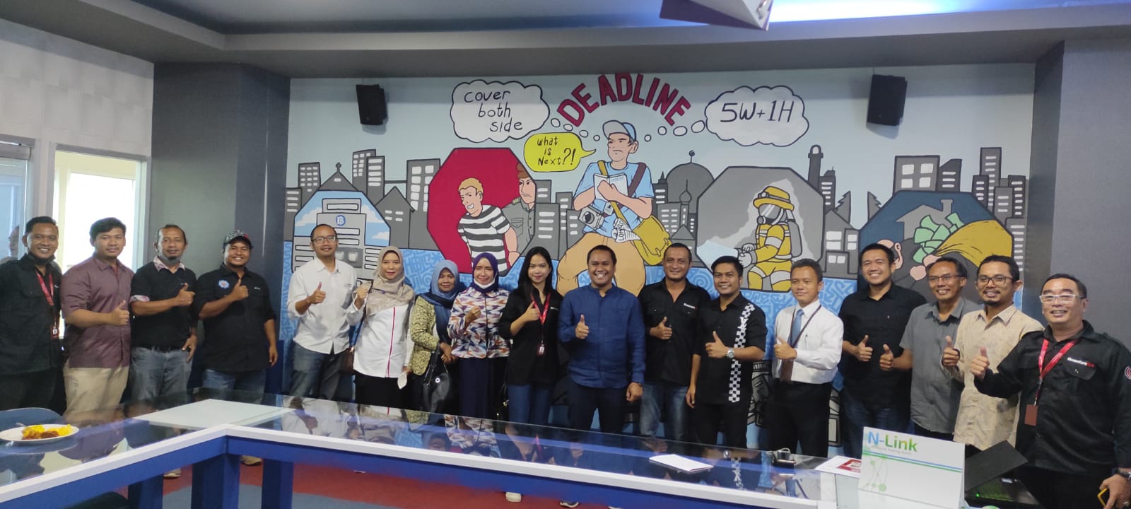 Foto Bersama : Jajaran Direksi dan komisaris PT Suara Nusa Multimedia bersama tamu undangan dan beberapa vendor. (Galih/Lombok Post)