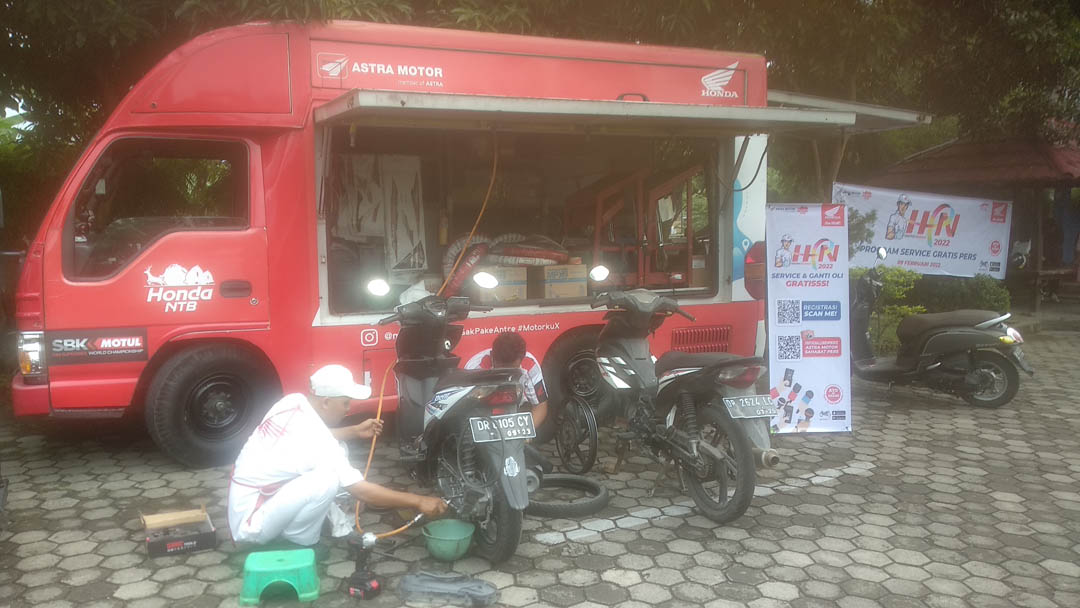 PELAYANAN PRIMA: Servis kunjung Astra Motor NTB di Graha Pena Lombok Post. (Galih/Lombok Post)