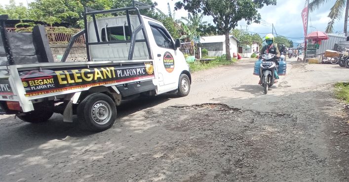 RUSAK: Jalan penghubung Mataram-Lombok Barat di Lingkungan Karang Genteng Kelurahan Pagutan banyak yang berlubang hingga rusak. Sehingga membahayakan pengendara yang melintas.( TONI/LOMBOK POST)