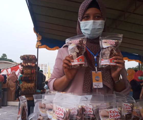 JAJANAN TRADISIONAL: Ruslah, pelaku UMKM Kota Mataram menjajakan kue kaliadem pada peresmian Taman Loang Baloq Senin (31/1) lalu. Kue khas Lombok kental dengan rasa gula aren-nya.( ROJAI/LOMBOK POST)