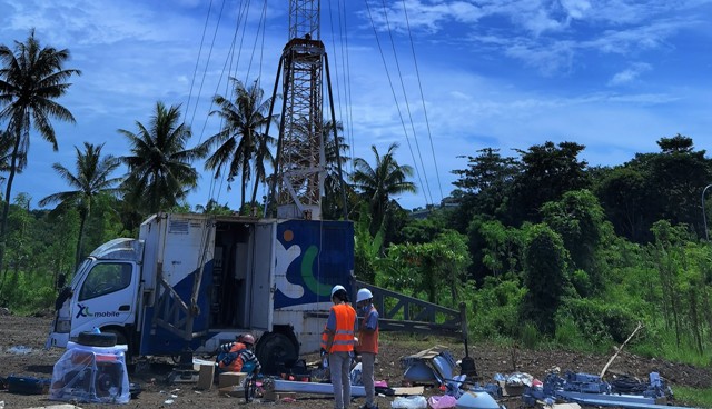 MANDALIKA MBTS: Beberapa teknisi sedang bekerja dengan perangkat MBTS milik XL Axiata di sekitar area Sirkuit Mandalika, Kuta, Kabupaten Lombok Tengah, awal pekan ini. Untuk mensukseskan balap MotoGP di Sirkuit Mandalika, 18-20 Maret 2022, XL Axiata akan
