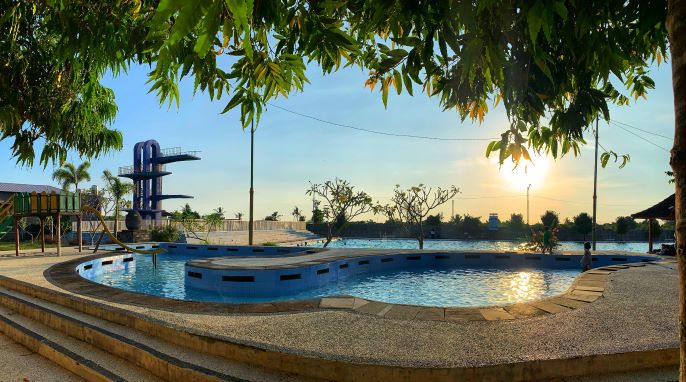 AKAN DIREVITALISASI: Seorang anak bermain air di MWP, belum lama ini. Kolam renang di Jalan Udayana akan direvitalisasi tahun ini.( IVAN/LOMBOK POST)