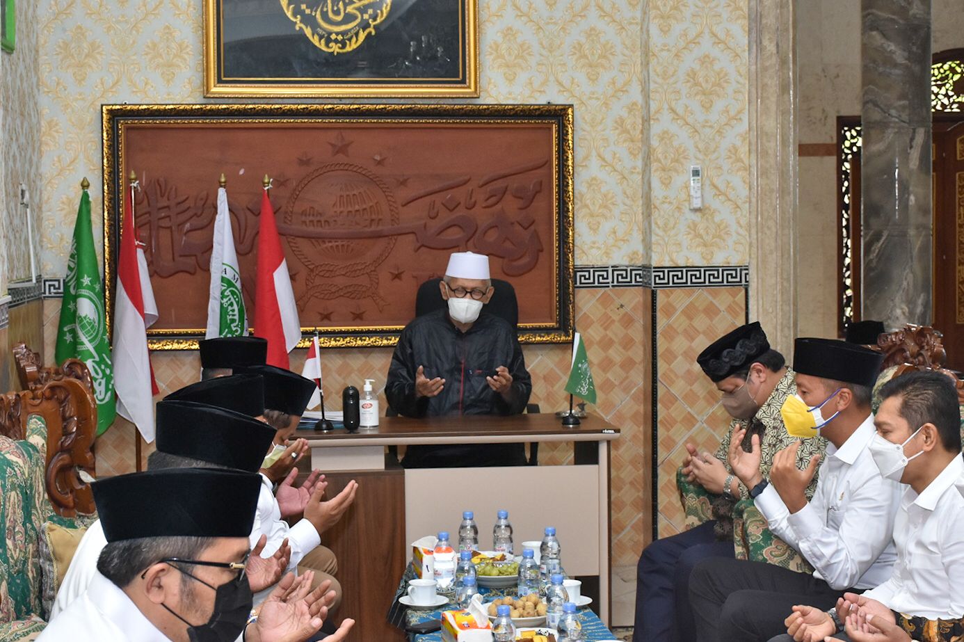 Menteri Koordinator Bidang Perekonomian Airlangga Hartarto bersilaturahim ke kediaman Rais Aam Pengurus Besar Nahdlatul Ulama (PBNU) Kiai Miftachul Akhyar di Surabaya, Sabtu (19/2/2022).