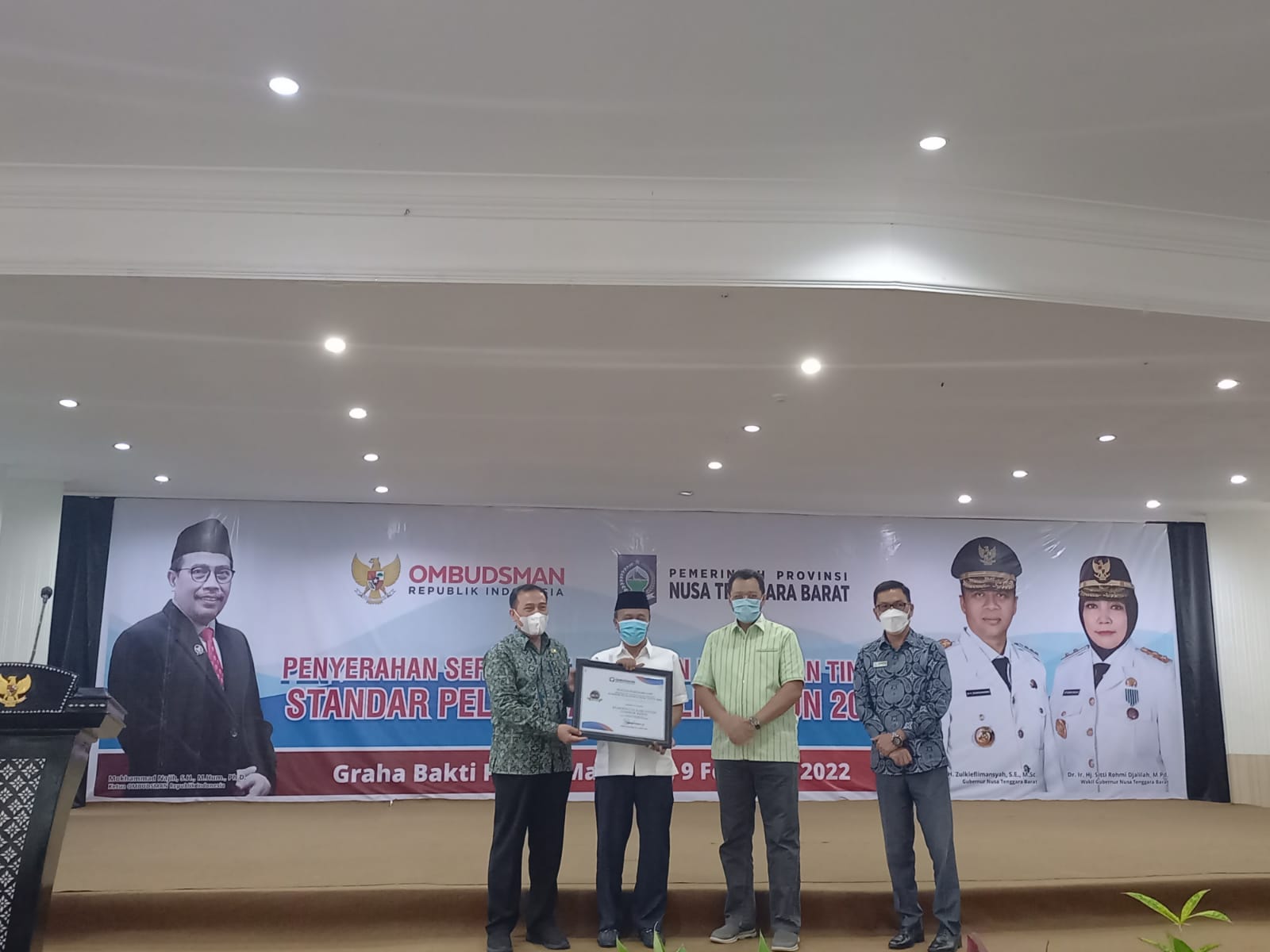 PENYERAHAN SERTIFIKAT: Kepala Ombudsman RI Mokhammad Najih (kiri) didampingi Gubernur NTB H Zulkieflimansyah (dua dari kanan)menyerahkan sertifikat penilaian kepatuhan tinggi standar pelayanan publik tahun 2021 untuk Pemkab Lobar yang diterima Bupati Loba