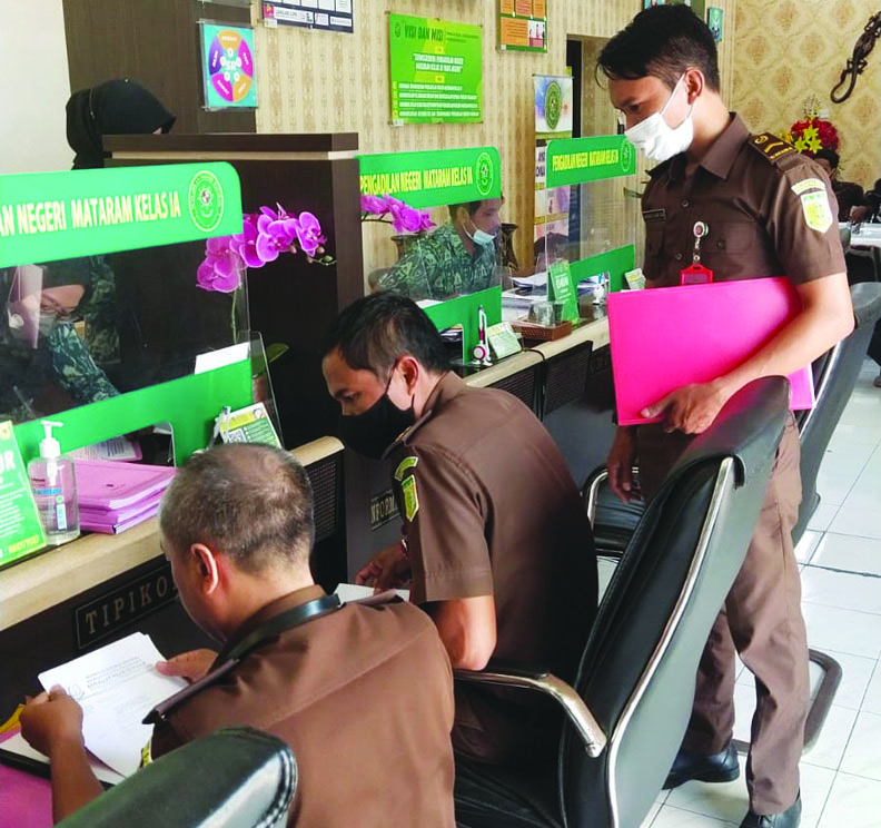 SERAHKAN BERKAS: Jaksa menyerahkan berkas lima tersangka korupsi pembangunan Dermaga Gili Air ke Pengadilan Negeri Mataram, Kamis (3/2). (Harli/Lombok Post)