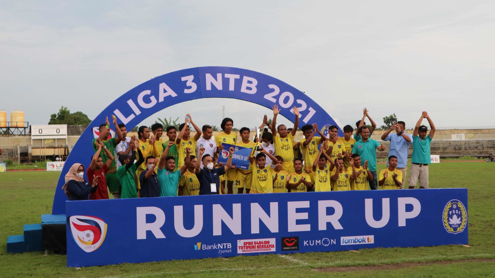 WAKIL: PS Bima Sakti menerima medali sebagai runner up Liga 3 NTB sekaligus meraih tiket lolos ke Liga 3 Nasional, Januari lalu.
