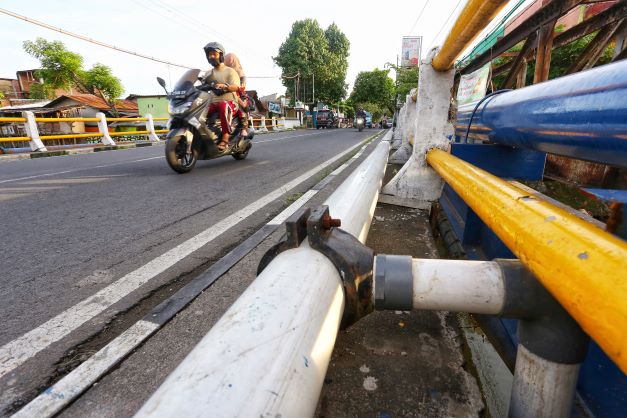 DISOROT: Keberadaan Pipa PDAM yang berada di atas trotoar jembatan Kekalik menjadi sorotan lantaran tidak ditanam dan dianggap mengganggu area pejalan kaki. (IVAN/LOMBOK POST)