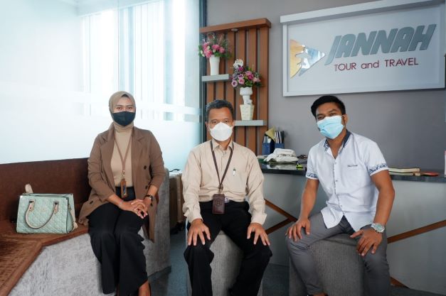 BERI KEMUDAHAN MASYARAKAT: Branch Manager BTN Syariah Mataram Eko Santoso (tengah) dan Dirut PT Narita Singgasana Group Dedy Fitra Astaman, di Kantor Lombok Post kemarin (17/2)