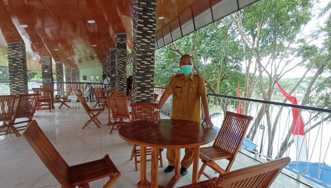 MODERN: Bangunan Sentra Kuliner Ikan bantuan dari Kementerian Kelautan dan Perikanan yang di area Taman Loang Baloq ini menjadi daya tarik baru bagi warga kota yang ingin menikmati hidangan kuliner serba ikan. (TONI/LOMBOK POST)