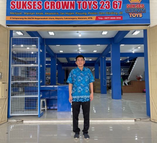 Owner sekaligus Direktur CV Sukses Crown Toys 23 67 Herryono Soegiarto berdiri di toko barunya di Jalan Selaparang 166/36 Kelurahan Mayura Cakranegara Kota Mataram.( TONI/LOMBOK POST)