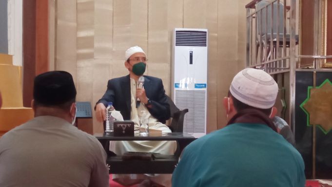KAJIAN ALQURAN: TGB M Zainul Majdi saat mengisi kajian rutin tafsir Alquran di Masjid Hubbul Wathan Islamic Center Mataram, kemarin (18/2).( TONI/LOMBOK POST)