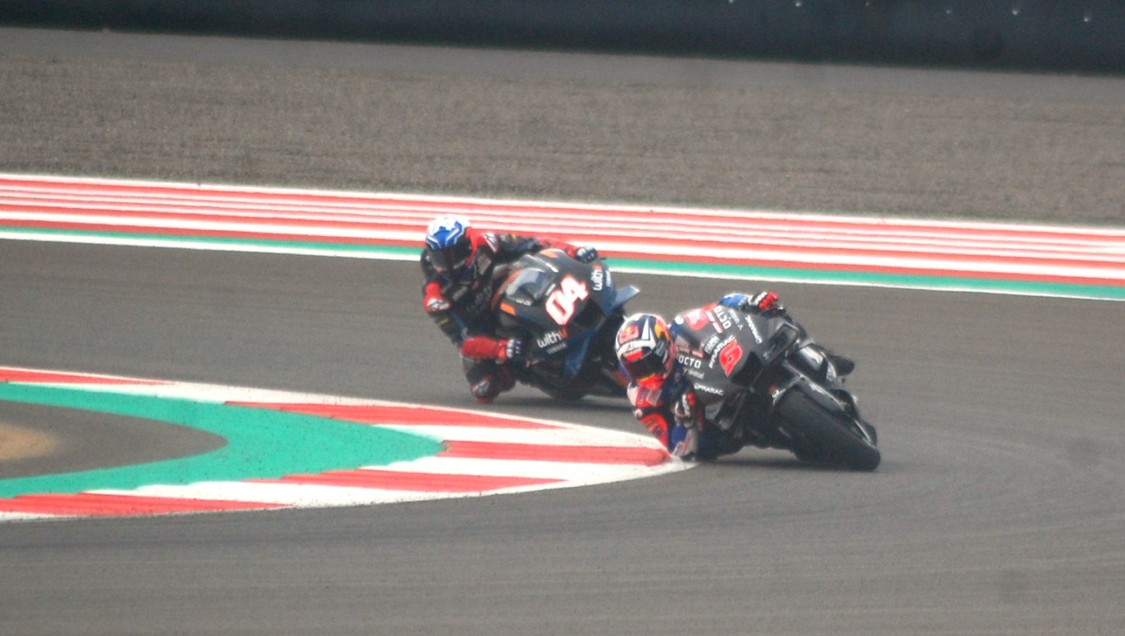 MASIH TERTINGGAL: Juara dunia MotoGP 2021 Fabio Quartararo hanya mampu menempati catatan waktu kelima tercepat dalam ajang tes pramusim hari pertama di Sirkuit Mandalika, Lombok Tengah, Jumat (11/2).  (TONI/LOMBOK POST)