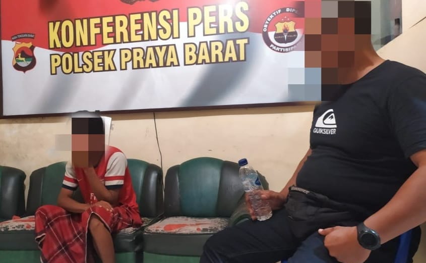 DIRINGKUS: Terduga pencuri kotak amal masjid berinisial MZ (kiri) saat diamankan di Polsek Praya Barat, Senin (7/2). (Polsek Praya Barat untuk Lombok Post)