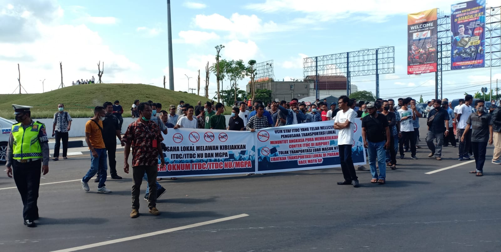 AKHIRNYA DILIBATKAN: Para pengusaha transportasi lokal saat menggelar aksi di bundaran BIZAM Loteng, Senin (7/2). Saat mereka meminta agar dilibatkan dalam transportasi MotoGP. (Dedi/Lombok Post)
