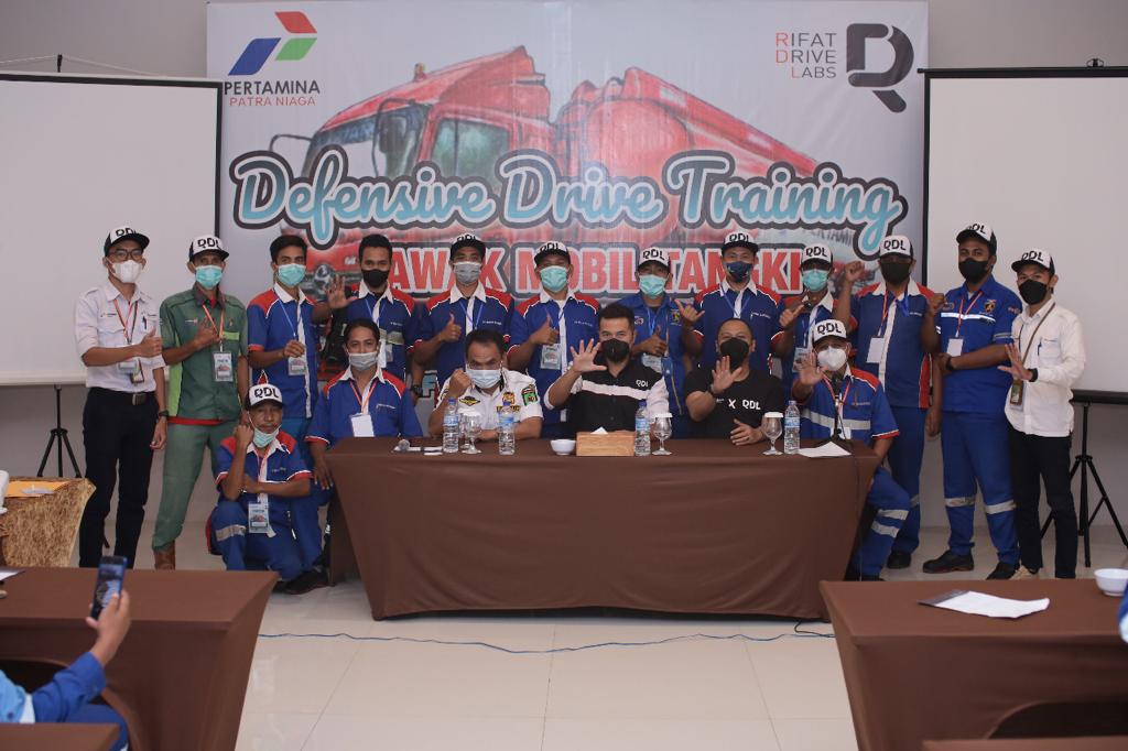 Pelatihan yang dilaksanakan PT Pertamina Patra Niaga  dalam acara “Defensive Driving Training” meliputi materi, praktik lapangan, dan diakhiri ujian akhir Awak Mobil Tangki (AMT).
