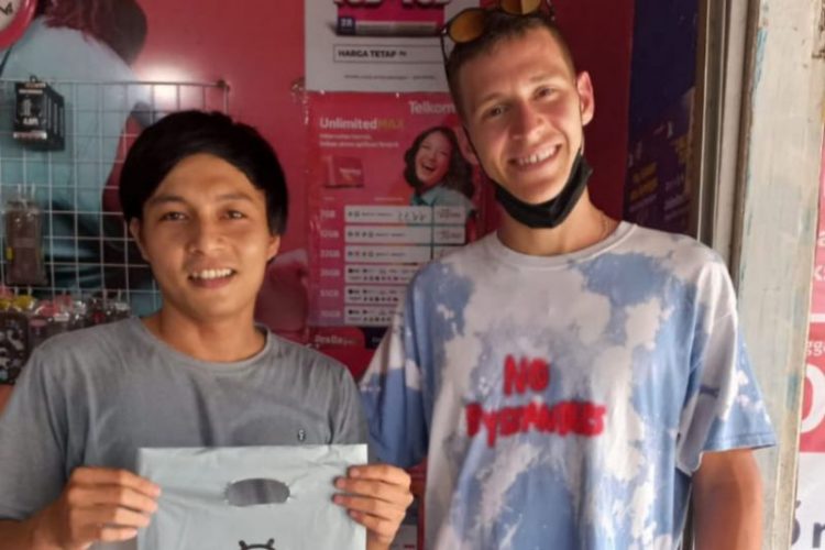 Pembalap Prancis Fabio Quartararo, tertangkap kamera tengah mengunjungi konter telepon selular (HP) di Kuta Mandalika, Lombok Tengah, Selasa (8/2). (IST/ANTARA)