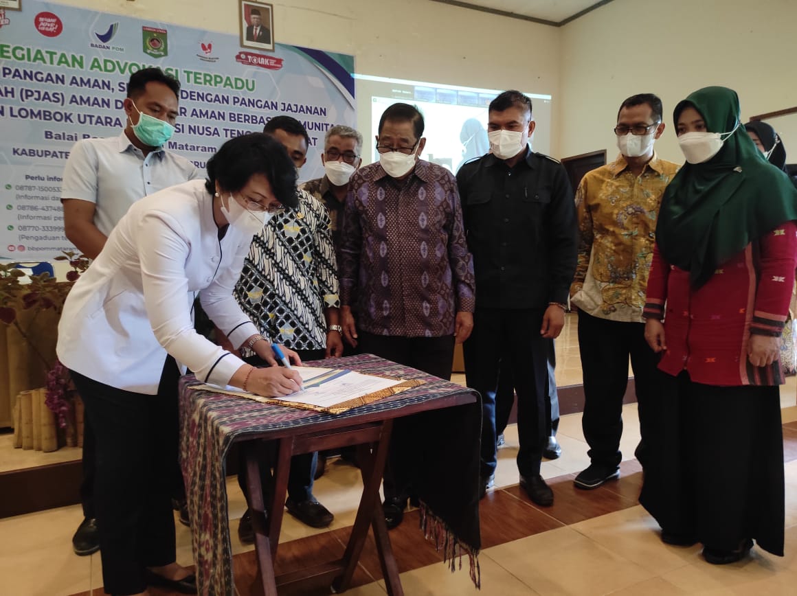 TANDA TANGAN: Kepala BBPOM Mataram I Gusti Ayu Adhi Aryapatni (kiri) menandatangani MoU Desa Pangan Aman didampingi Bupati Lombok Utara H Djohan Sjamsu (empat dari kanan) di Hotel Medana Bay Marina, Kamis (17/2/2022).
