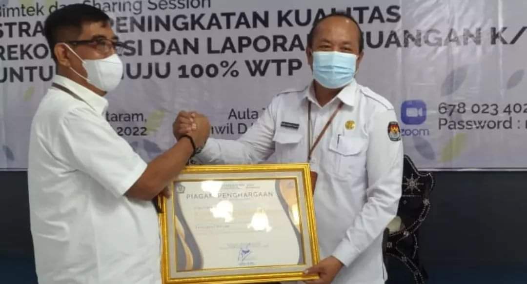 MEMBANGGAKAN: KPU NTB terima penghargaan dari Kakanwil DJPb atas pengelolaan keuangan terbaik ke 3, Kamis (17/2). (KPU NTB FOR LOMBOK POST )