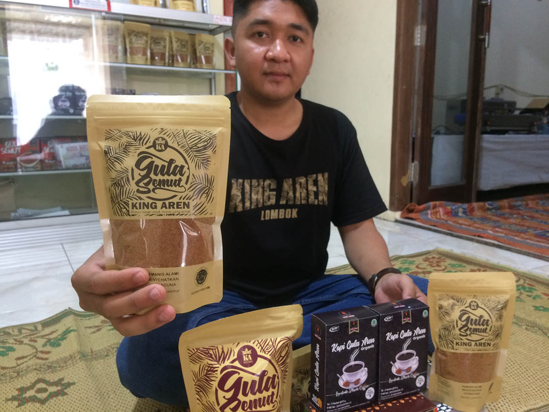 INOVASI: Muhammad Rizani pemilik UD Karya Mandiri memperlihatkan berbagai produk King Aren yang diproduksinya.(RIZANI FOR LOMBOK POST)