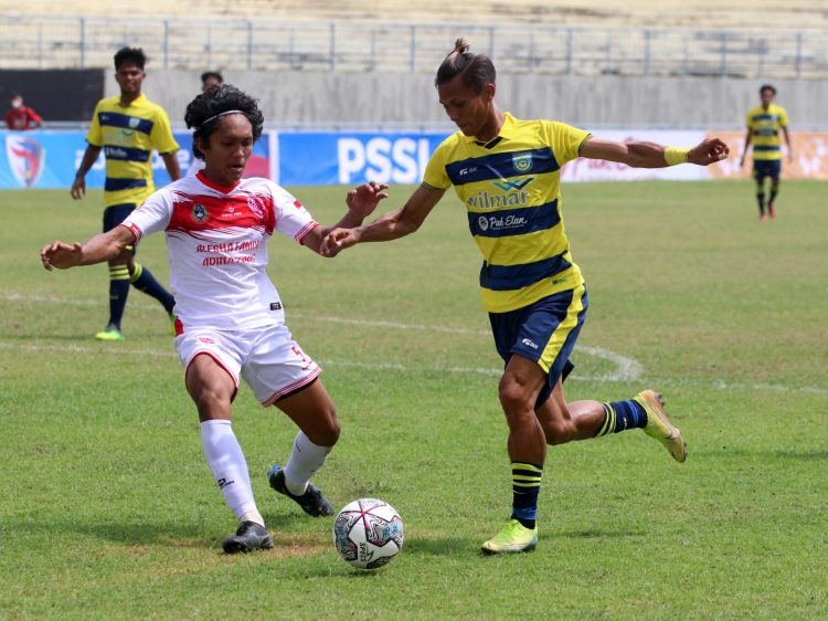BEREBUT BOLA: Bomber Gresik United M. Irvan (kanan) dihadang pemain Alesha FC Celvin Saputra pada laga, beberapa hari lalu.(Angger Bondan/Jawa Pos)