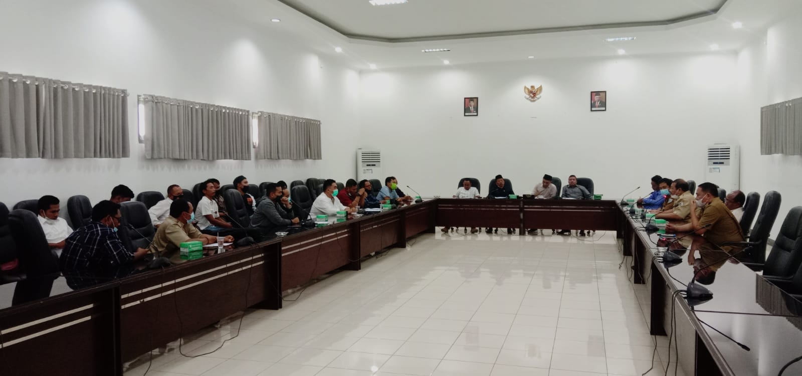 NGADU KE DEWAN: Sejumlah masyarakat yang  tergabung dalam Forum Bhayangkara Residance berkeluh kesah kepada jajaran Pimpinan dan Anggota DPRD Lobar, Senin (14/2/2022). (Dewi/Lombok Post)