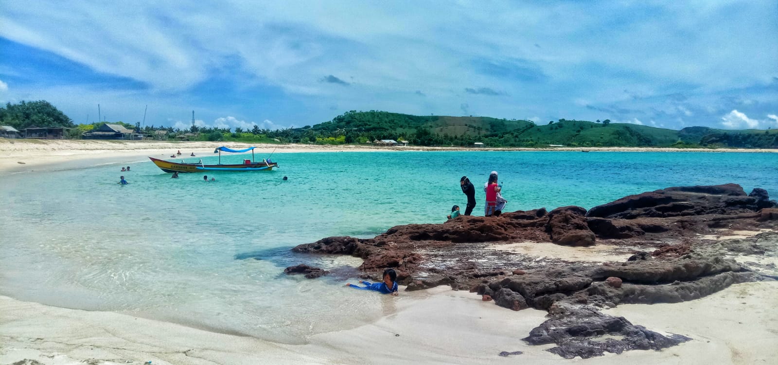 PARIWISATA MENGGELIAT: Inilah penampakan sejumlah wisatawan yang menikmati suasana pemandangan Pantai Tanjung Aan, di kawasan Mandalika,, beberapa waktu lalu (Dewi/Lombok Post)