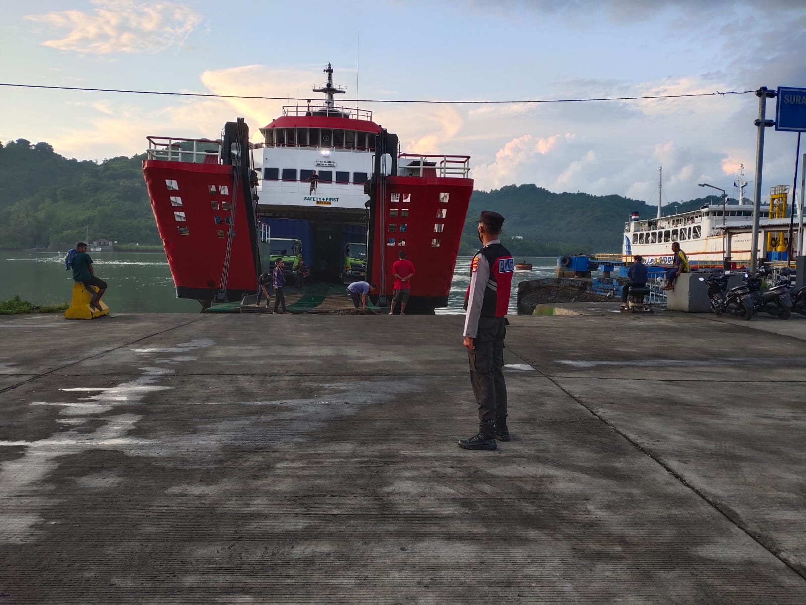 JAGA PELABUHAN: Seorang anggota melakukan pengamanan dan pengecekan prokes di Pelabuhan Lembar, beberapa hari lalu.