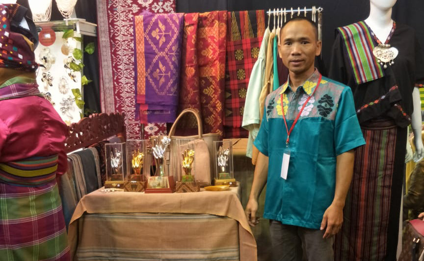 POSE: Amril Hadi, pemilik Ermina Produk memperlihatkan sejumlah kreasinya. (AMRIL FOR LOMBOK POST)