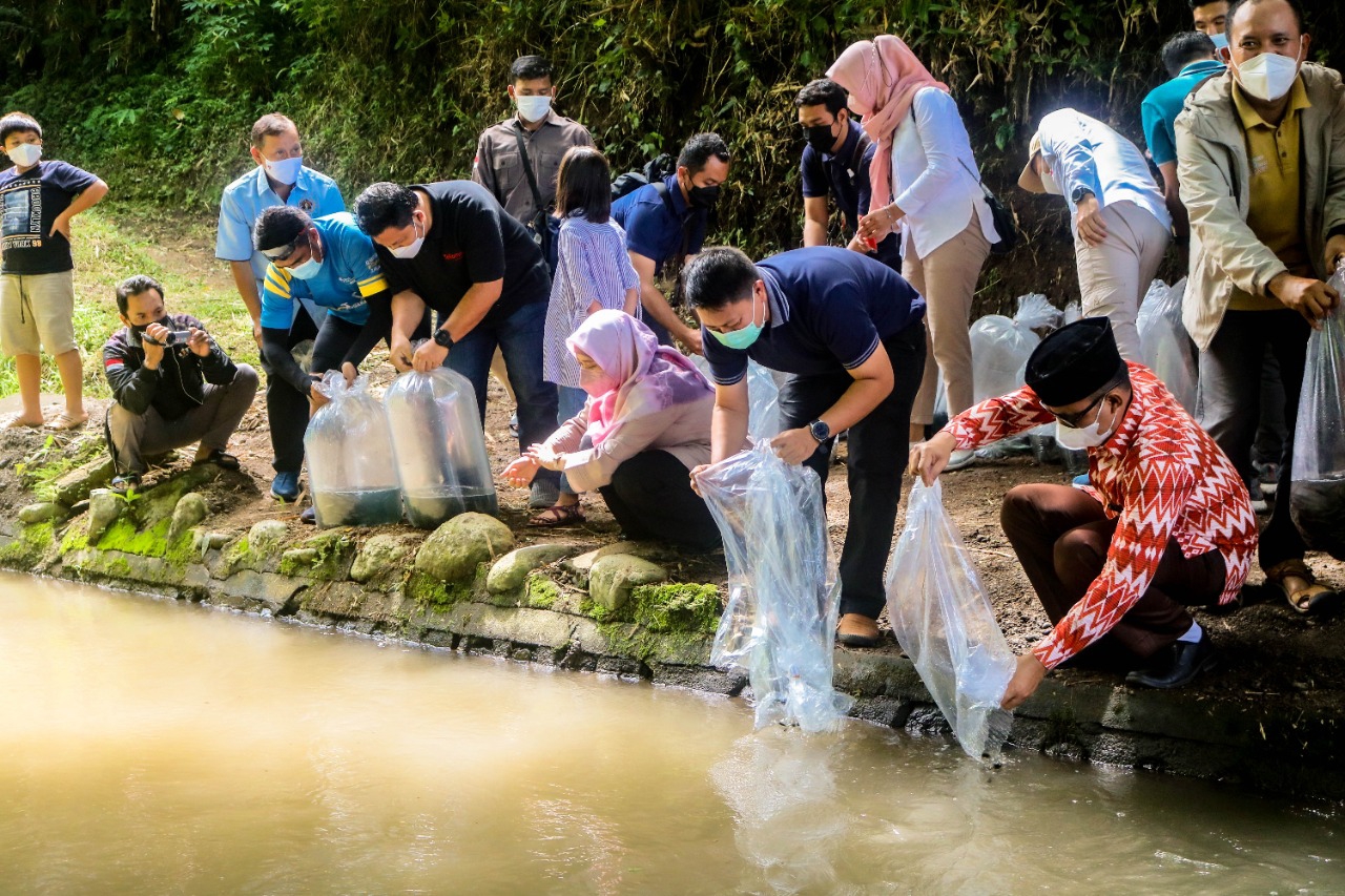 TEBAR IKAN: Wakil Gubernur NTB Hj Siti Rohmi Djalilah (jilbab merah muda) saat kegiatan pelepasan benih ikan, di Sungai Manggong, Batu Kumbuung, Lingsar, Lombok Barat, Sabtu (19/2). (EKA/LOMBOK POST)
