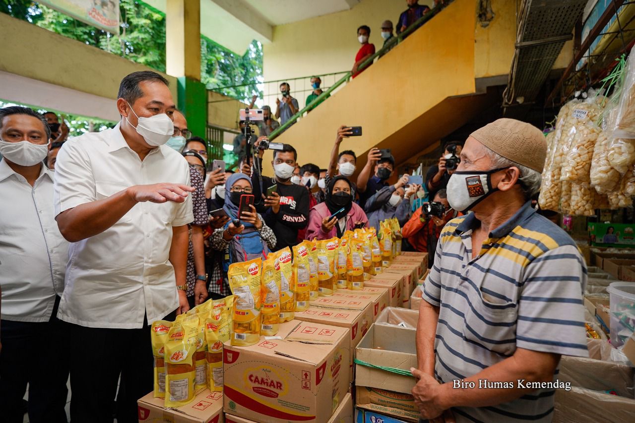 Menteri Perdagangan, Muhammad Lutfi bersama Direktur Jenderal Perdagangan Dalam Negeri, Oke Nurwan meninjau implementasi kebijakan harga eceran tertinggi (HET) minyak goreng di Pasar Kramat Jati, Jakarta (3/2/2022).