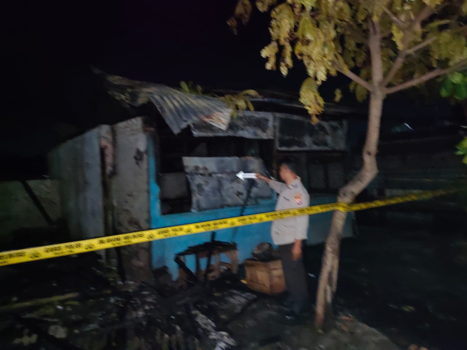 Polisi melakukan olah TKP di lokasi kebakaran di Lapangan Atletik Gomong, Mataram, Jumat (25/3) malam. (Istimewa)