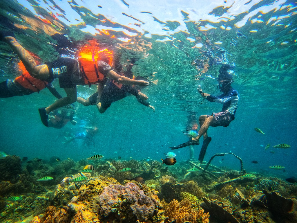 PERLU DIJAGA: Ekosistem bawah laut di Gili Matra merupakan daya tarik pariwisata, sehingga harus dijaga bersama dengan melibatkan banyak pihak. (Ivan/Lombok Post)