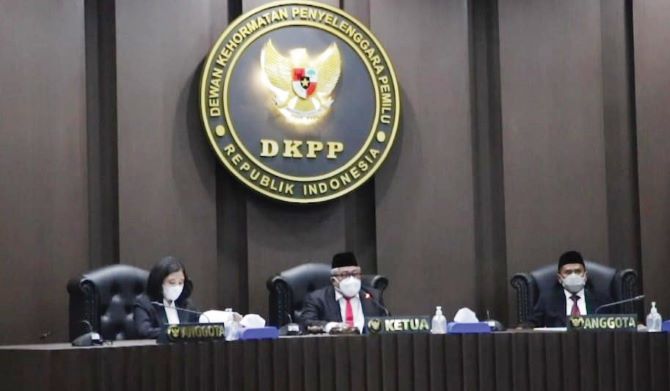 Dewan Kehormatan Penyelenggara Pemilu (DKPP) menjatuhkan sanksi Peringatan Keras kepada Ketua Bawaslu Kabupaten Dompu, Irwan.