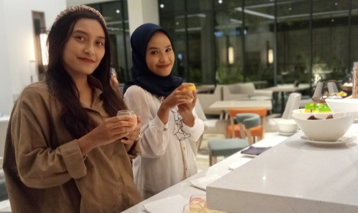 TEMPAT BERBUKA PUASA ISTIMEWA: Salah satu tamu saat menikmati hidangan di Prime Park Hotel.