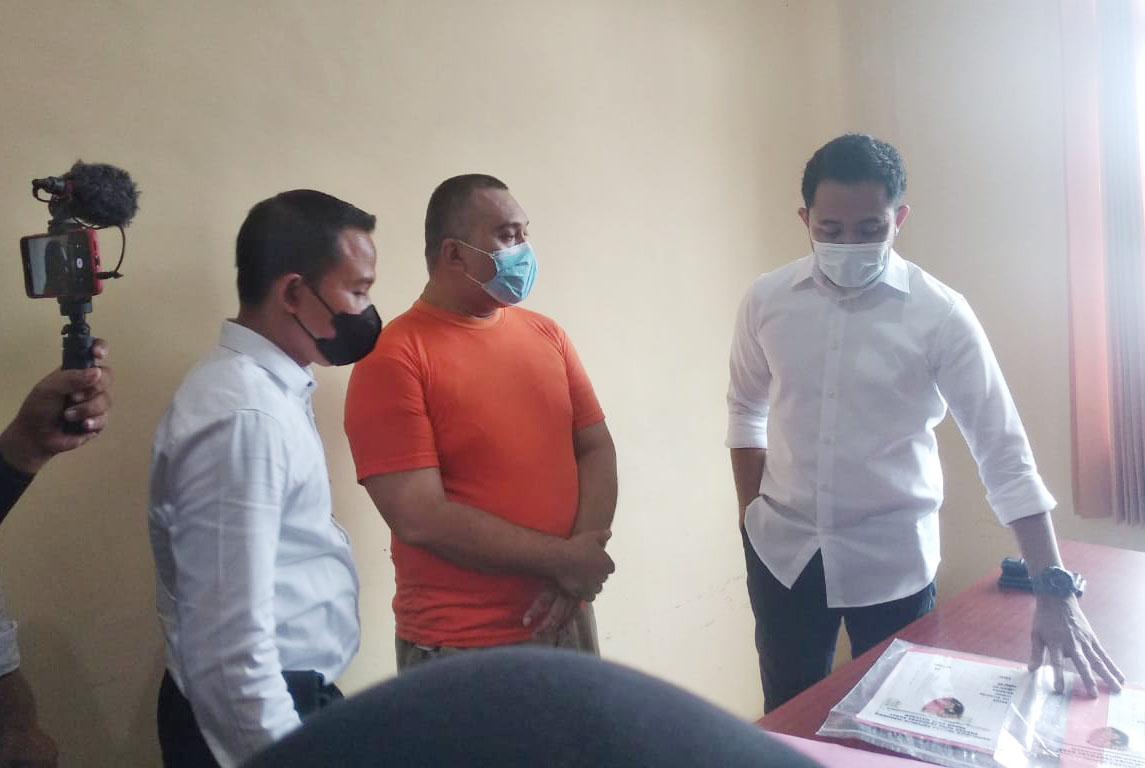 DIDUGA MENIPU: Kasatreskrim Polresta Mataram Kompol Kadek Adi Budi Astawa (kanan) menginterogasi oknum ASN yang diduga menipu dengan modus proyek bantuan Covid-19 di Mapolresta Mataram, Senin (7/3). (Harli/Lombok Post)