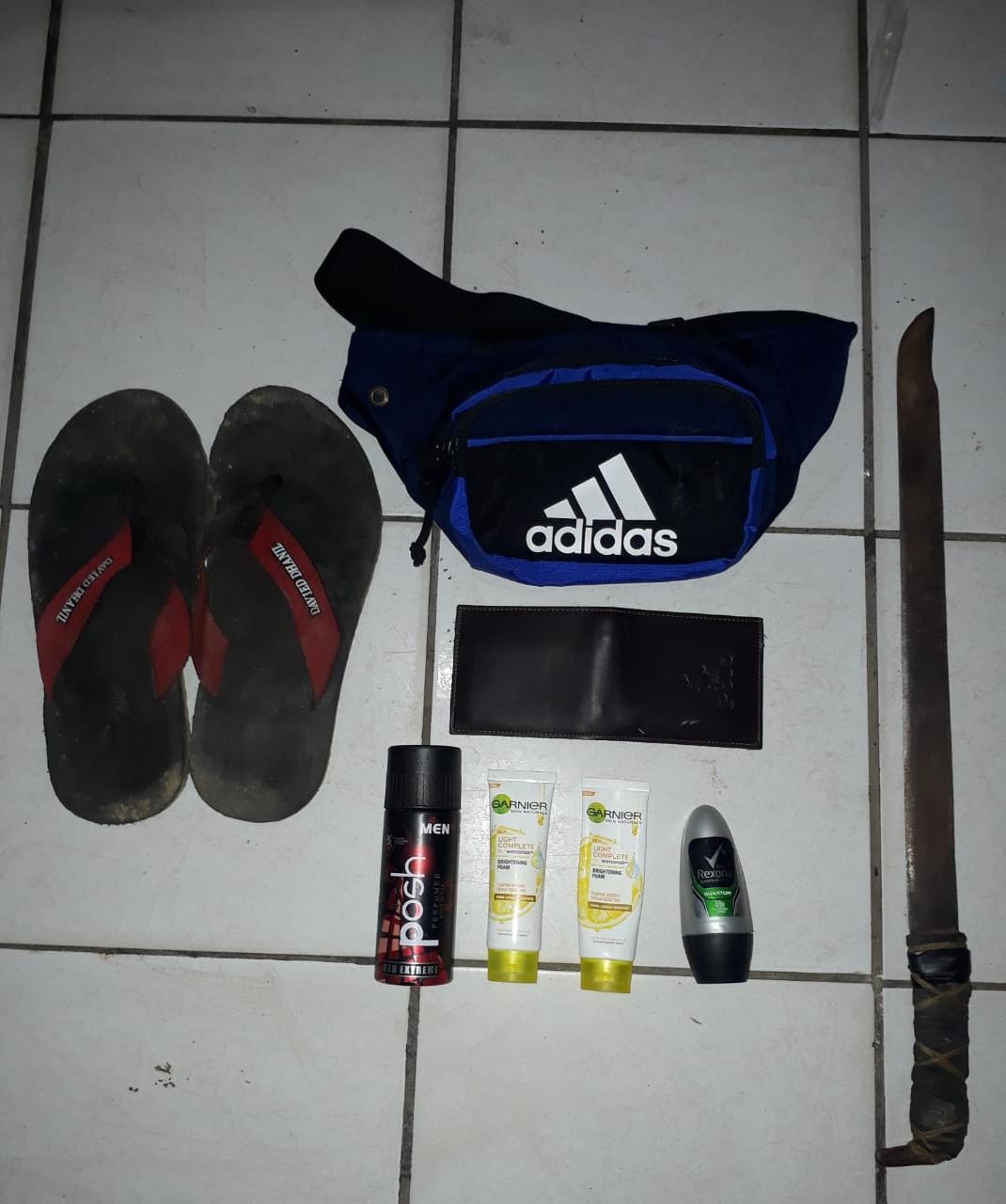 MILIK PELAKU: Tim Reskrim Polsek Taliwang, Polres Sumbawa Barat mengamakan sejumlah barang bukti milik pelaku.