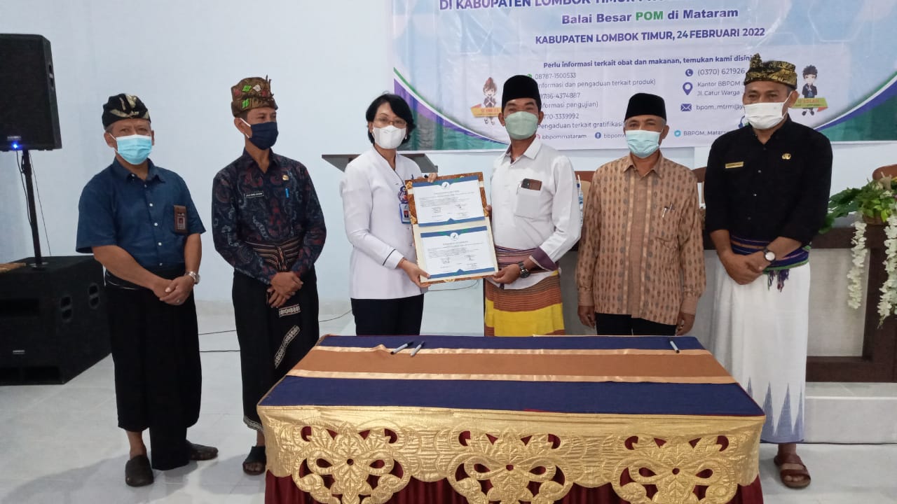 KERJA SAMA: Kepala Balai Besar Pengawasan Obat dan Makanan (BBPOM) Mataram I Gusti Ayu Adhi Aryapatni (tiga dari kiri) berfoto bersama Kepala Desa Dasan Borok, Kecamatan Suralaga, Angga Sarimah (empat dari kiri) dan sejumlah kepala OPD terkait lingkup Kab