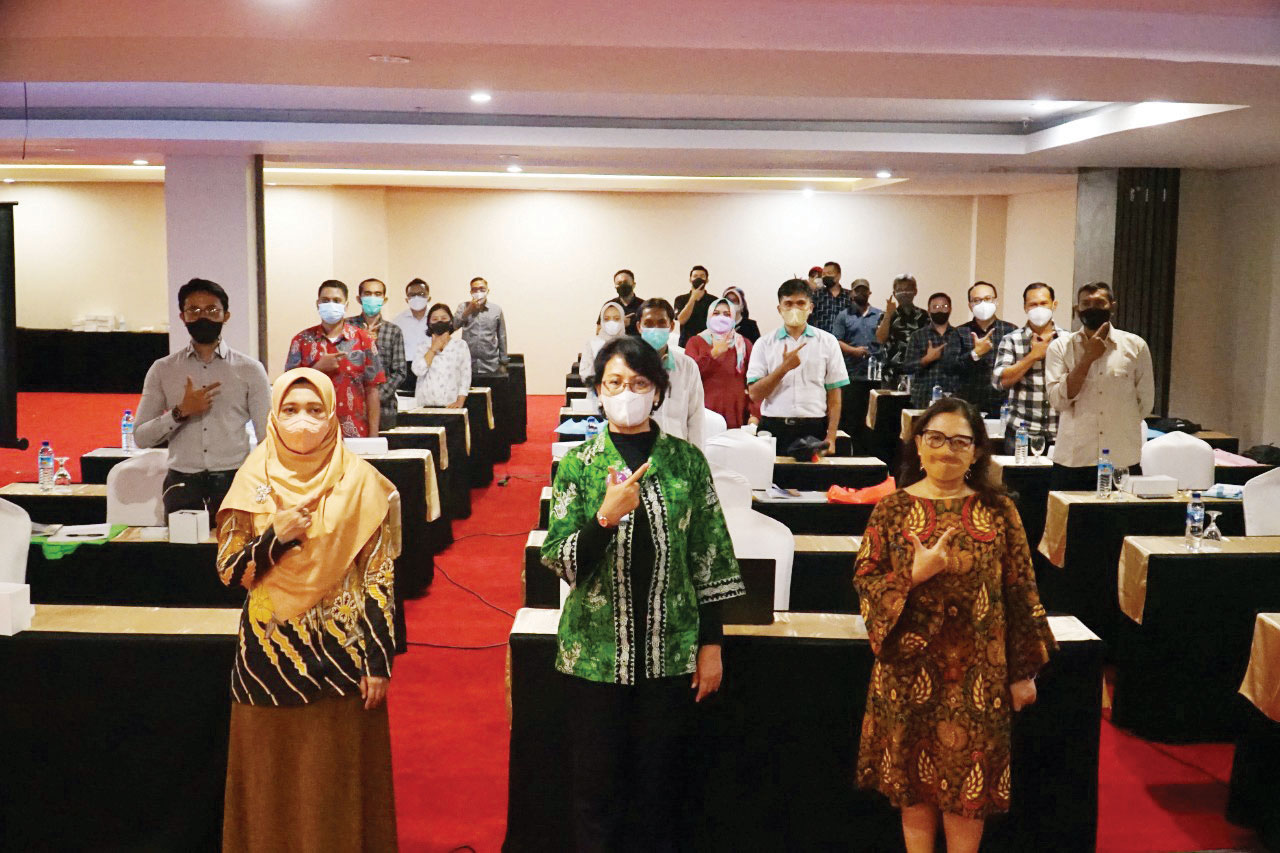 Kepala BBPOM Mataram I Gusti Ayu Adhi Aryapatni (tengah) dalam sebuah acara bersama para pelaku usaha.