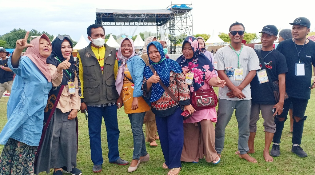 BERI SEMANGAT: Para pelaku UMKM foto bersama Bupati Loteng HL Pathul Bahri di stand Mandalika Tropical Fest Desa Kuta, Kecamatab Pujut, Loteng, Sabtu (19/3). (Dedi/Lombok Post)