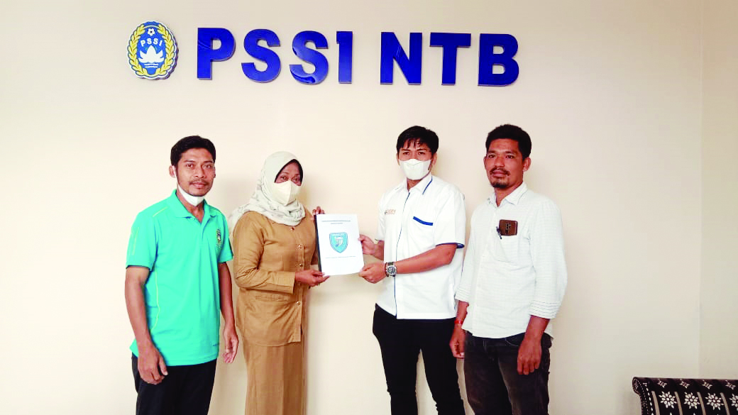 Perwakilan Mandalika FC Lombok Tengah menyerahkan syarat pendaftaran kepada Asprov PSSI NTB, beberapa waktu lalu.(DOK/LOMBOK POST)