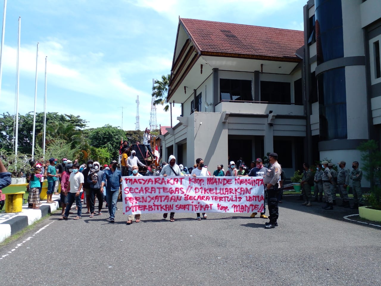 DEMO: warga Kampung Mande, Kelurahan Bugis, Kecamatan Sumbawa menggelar aksi menuntut penerbitan sertifikat di kantor Bupati Sumbawa, Senin (7/3/2022).