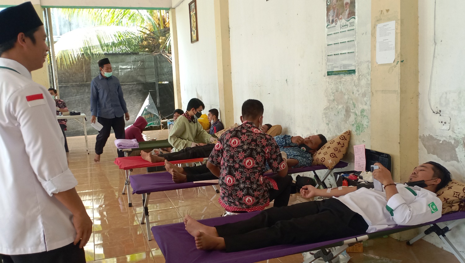 Dedi/Lombok Post DONOR DARAH: Sejumlah warga saat mengikuti donor darah di Yayasan Ponpes Yanmu Praya, Loteng, Sabtu (26/2). (dedi/lombok Post)