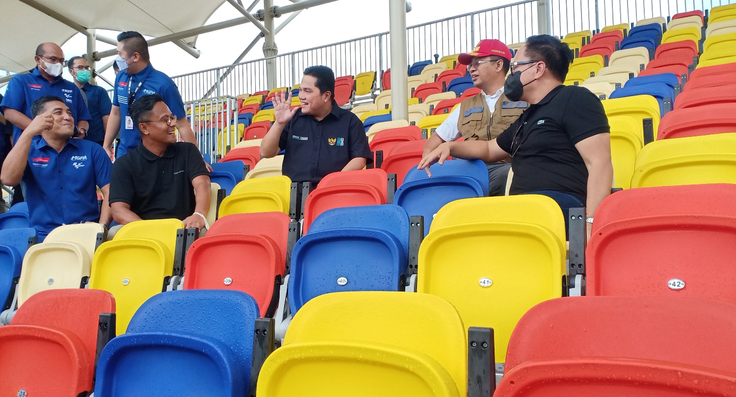 KUNJUNGAN: Menteri BUMN Erick Thohir (tiga dari kanan) bersama Gubernur NTB H Zulkieflimansyah saat meninjau tribun penonton Pertamina Mandalika International Street Circuit, akhir pekan kemarin. (Dedi/Lombok Post)