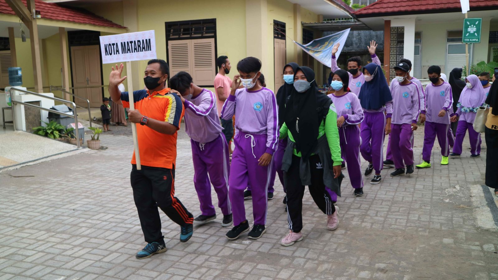 JUARA UMUM: Kontingen Mataram menjadi juara umum Pekan Special Olympic Daerah (PESODa) I/2022.(PUJO/LOMBOK POST)